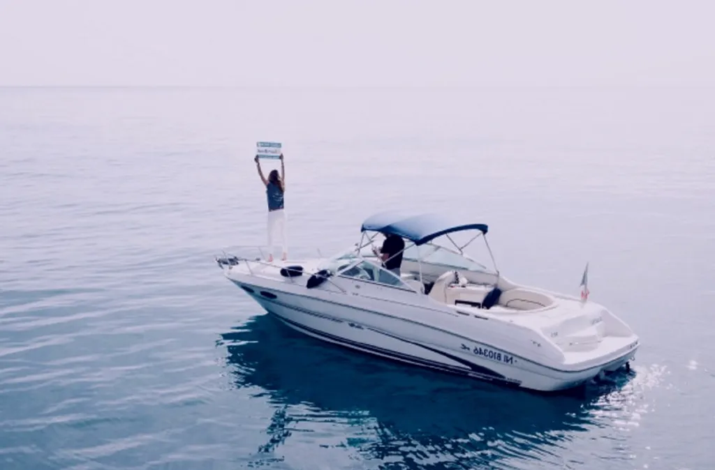 Familia disfrutando de un alquiler de barco en La Savina